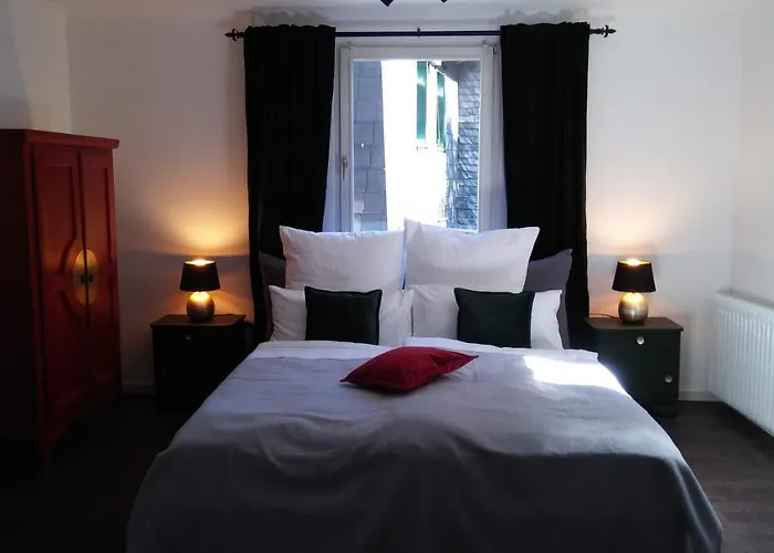 Homestay Manoir -1654- Historisch Schlafen In Monschaus Altstadt Monschau